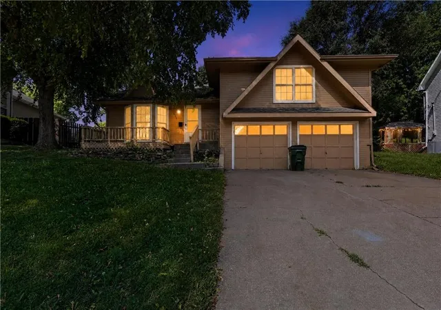 2nd image of 2314 Cambridge St, Leavenworth, KS 66048 | MLS# 2630557
