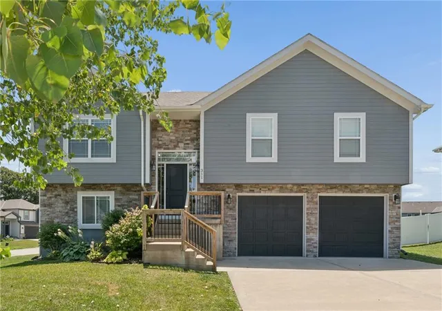 2nd image of 311 Fairview Cir, Platte City, MO 64079 | MLS# 2630559