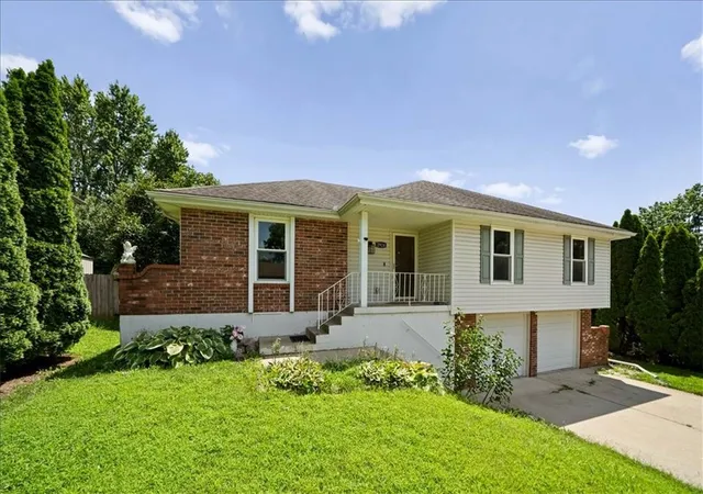 Photo 2 of Single family home for sale at 2924 Sw Walnut St, Blue Springs, MO 64015 | MLS# 2630566 | Listing updated on 2026-08-31