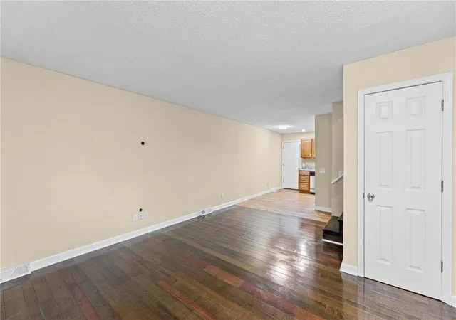 3rd image of 921 N Jan-Mar Dr, Olathe, KS 66061 | MLS# 2630583