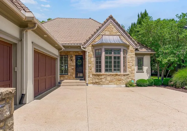 2nd image of 2846 W 137Th Ter, Leawood, KS 66224 | MLS# 2630586