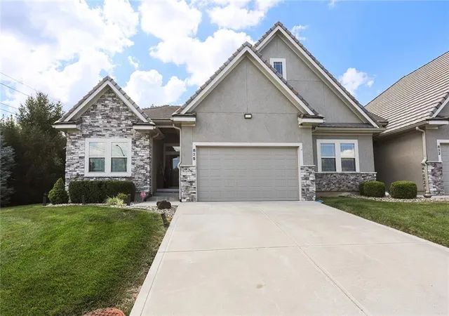 1st image of 835 Ne Lone Hill Dr, Lees Summit, MO 64064 | MLS# 2630588