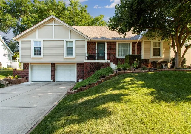 Homes for sale in Blue Springs, MO | 404 Ne Locust Dr, Blue Springs, MO 64014 | MLS# 2630603