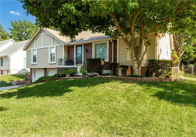 Homes for sale in Blue Springs, MO | 404 Ne Locust Dr, Blue Springs, MO 64014 | MLS# 2630603