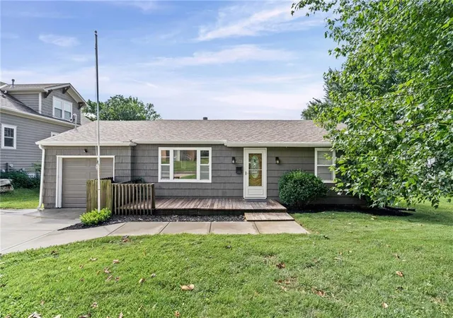 Homes for sale in Overland Park, KS | 8123 Valley View Dr, Overland Park, KS 66204 | MLS# 2630605
