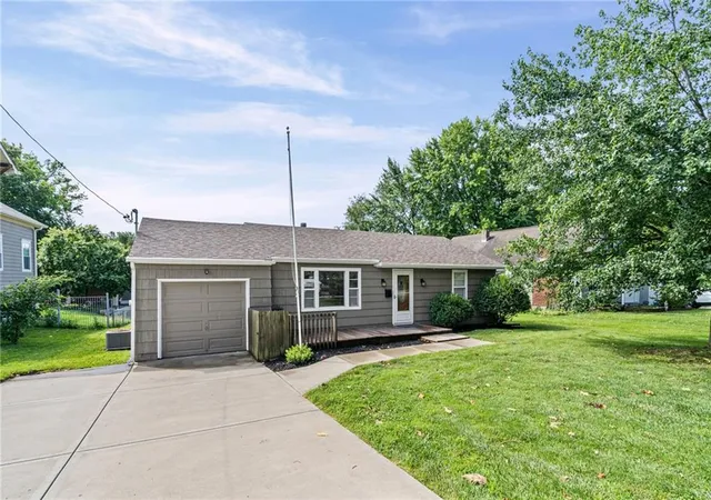 Homes for sale in Overland Park, KS | 8123 Valley View Dr, Overland Park, KS 66204 | MLS# 2630605