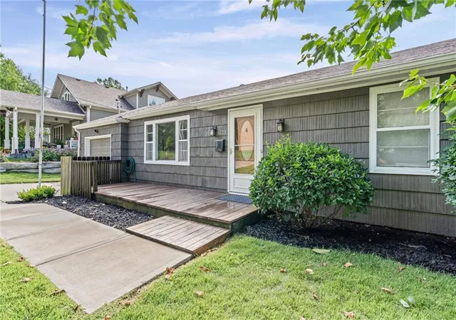Homes for sale in Overland Park, KS | 8123 Valley View Dr, Overland Park, KS 66204 | MLS# 2630605