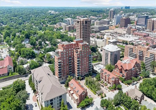 Listing Photo 2 - Condo for sale in building located at 4950 Central St, Kansas City, MO 64112 - Unit #906