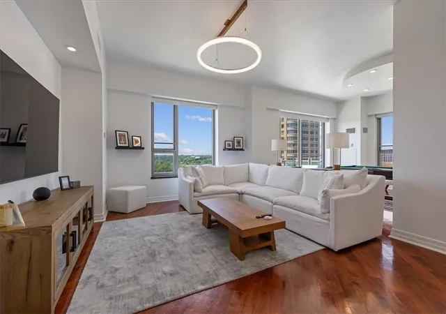 Photo 3 of Sale Pending at 4950 Central St #906, Kansas City, MO 64112 | MLS# 2630624 | Listing updated on 2026-08-10