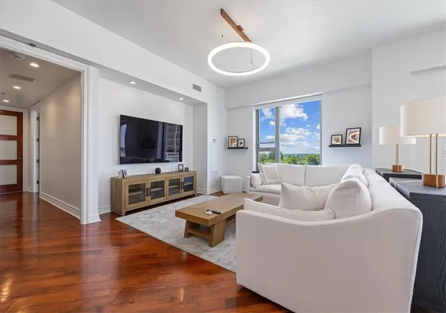 Photo 3 of Sale Pending at 4950 Central St #906, Kansas City, MO 64112 | MLS# 2630624 | Listing updated on 2026-08-10