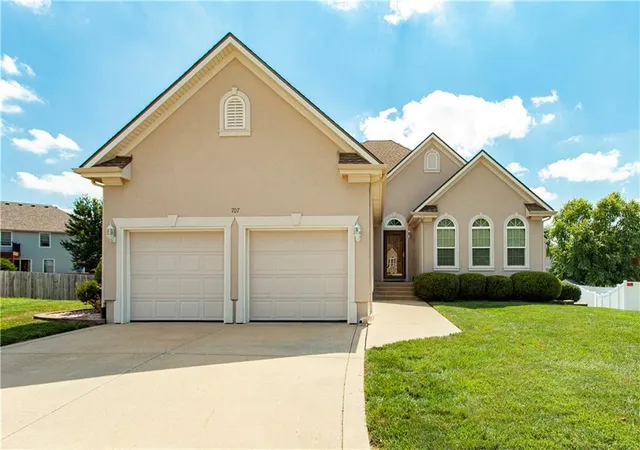 2nd image of 707 Nw Baytree Cir, Grain Valley, MO 64029 | MLS# 2630632