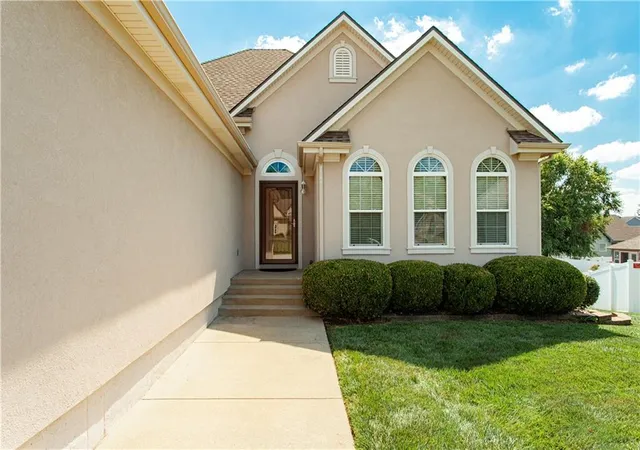 Photo 3 of Single family home for sale at 707 Nw Baytree Cir, Grain Valley, MO 64029 | MLS# 2630632 | Listing updated on 2026-10-06