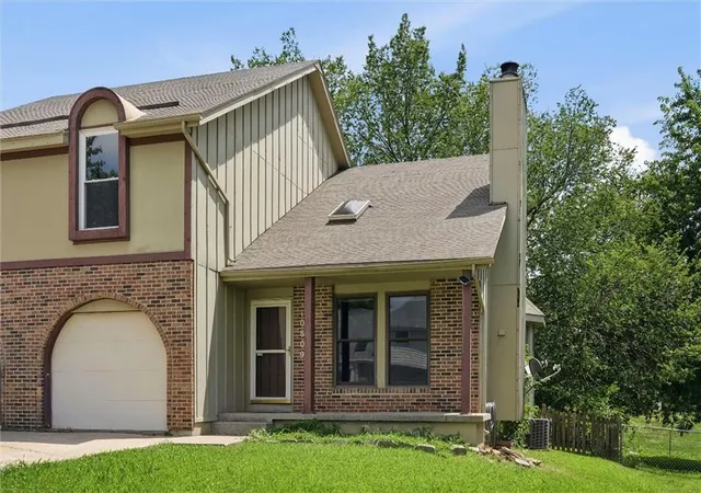2nd image of 10809 Haskins St, Overland Park, KS 66210 | MLS# 2630638