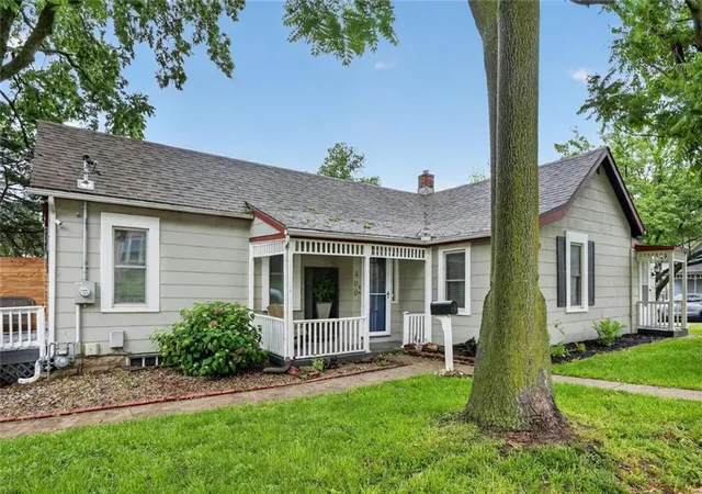 Homes for sale in Liberty, MO | 400 S Missouri Street Street, Liberty, MO 64068 | MLS# 2630644