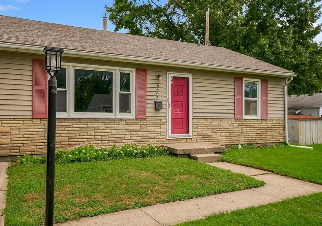 Photo 3 of Sale Pending at 6603 N Holmes St, Kansas City, MO 64118 | MLS# 2630674 | Listing updated on 2026-08-21