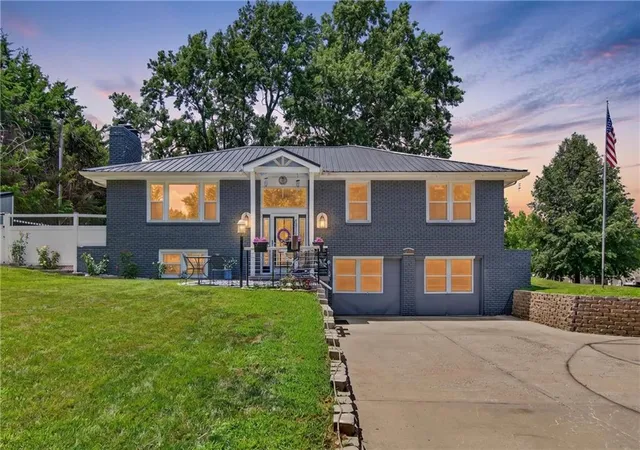 2nd image of 3204 Sw Shadow Brook Dr, Blue Springs, MO 64015 | MLS# 2630690