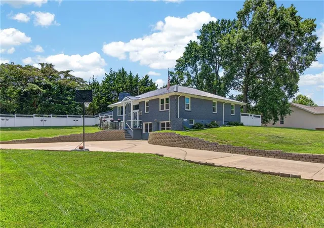 3rd image of 3204 Sw Shadow Brook Dr, Blue Springs, MO 64015 | MLS# 2630690