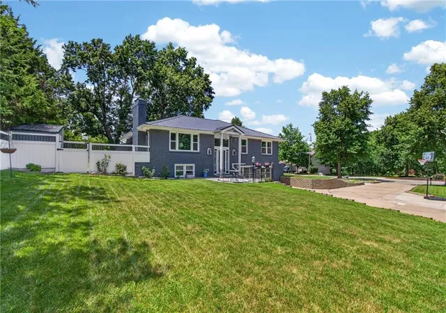 4th image of 3204 Sw Shadow Brook Dr, Blue Springs, MO 64015 | MLS# 2630690