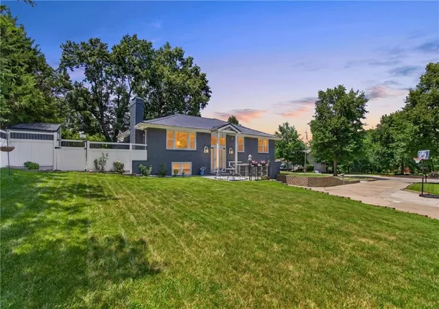 5th image of 3204 Sw Shadow Brook Dr, Blue Springs, MO 64015 | MLS# 2630690