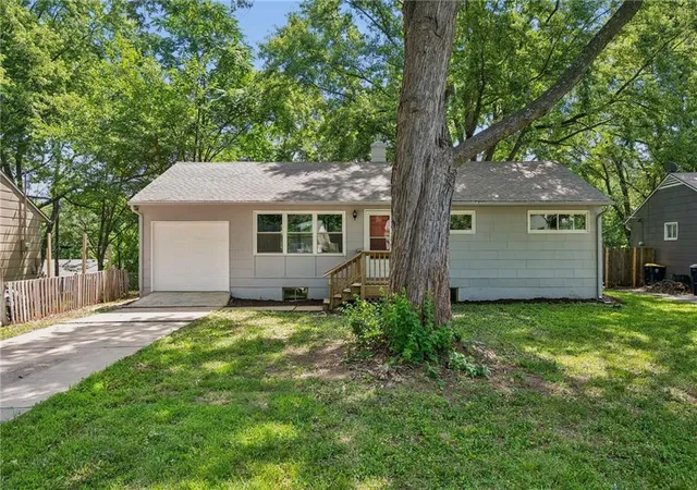 Homes for sale in Kansas City, MO | 11217 Manchester Ave, Kansas City, MO 64134 | MLS# 2630708