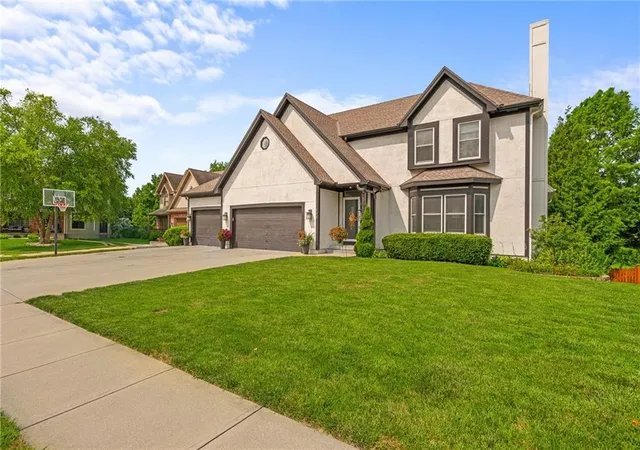 Photo 3 of Sale Pending at 448 Se Youngston Ln, Lee's Summit, MO 64063 | MLS# 2630729 | Listing updated on 2026-08-23