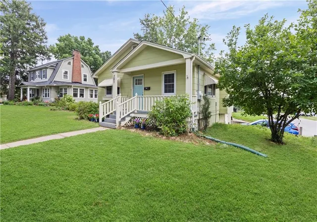 Homes for sale in Liberty, MO | 201 E Hurt St, Liberty, MO 64068 | MLS# 2630739