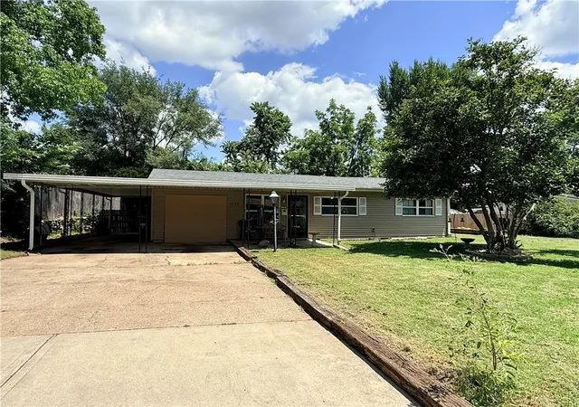 1st image of 2705 S 52nd St, Kansas City, KS 66106 | MLS# 2630763