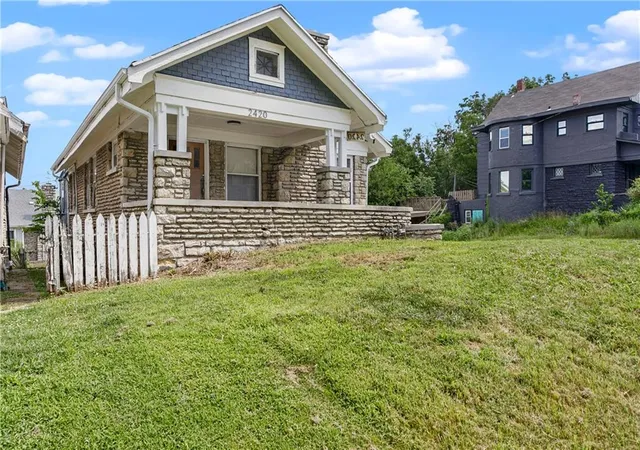 Homes for sale in Kansas City, MO | 2420 E 42nd St, Kansas City, MO 64130 | MLS# 2630765