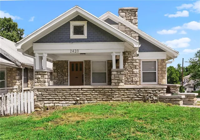 Homes for sale in Kansas City, MO | 2420 E 42nd St, Kansas City, MO 64130 | MLS# 2630765