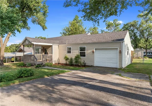 4th image of 700 W Burton St, Nevada, MO 64772 | MLS# 2630797