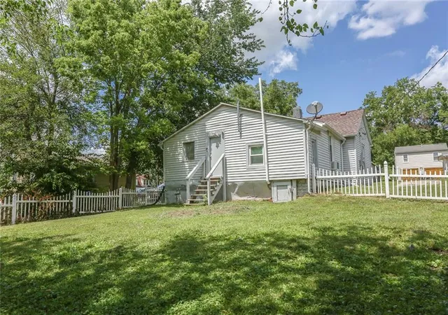 15th image of 508 3rd St, Belton, MO 64012 | MLS# 2630802