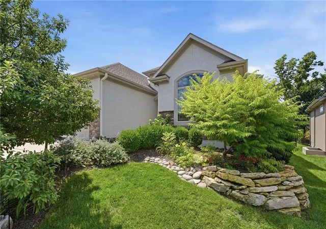 Homes for sale in Lenexa, KS | 9892 Hollis Ln, Lenexa, KS 66227 | MLS# 2630807