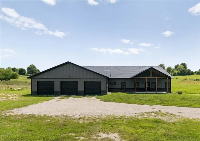 1st image of 20691 Kansas Ave, Tonganoxie, KS 66086 | MLS# 2630820