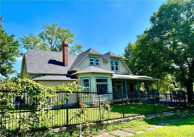2nd image of 409 E Spring St, El Dorado Springs, MO 64744 | MLS# 2630824