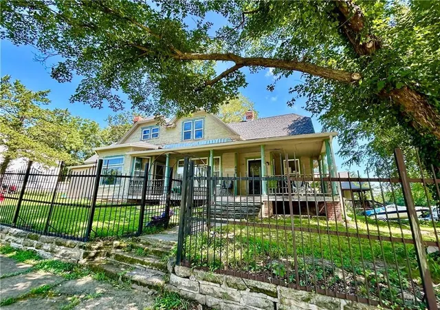 3rd image of 409 E Spring St, El Dorado Springs, MO 64744 | MLS# 2630824