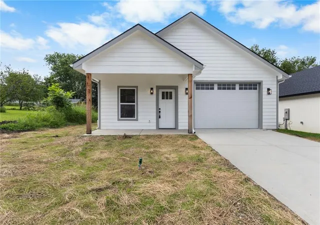 Homes for sale in Osawatomie, KS | 912 Chestnut Ave, Osawatomie, KS 66064 | MLS# 2630842