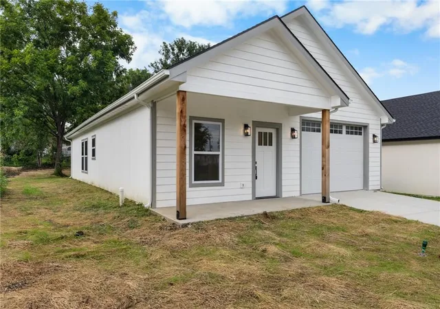 Homes for sale in Osawatomie, KS | 912 Chestnut Ave, Osawatomie, KS 66064 | MLS# 2630842
