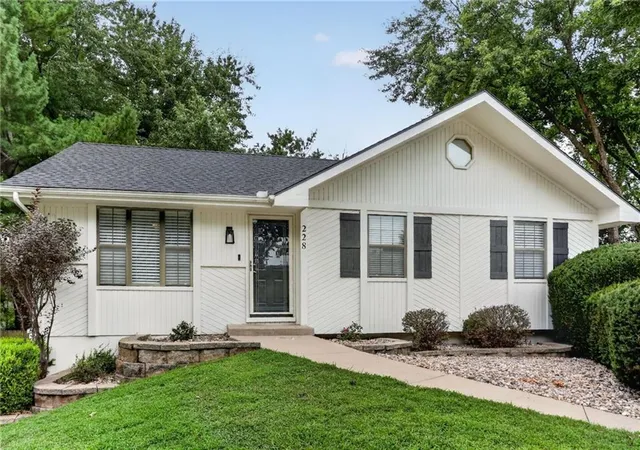 2nd image of 228 Richfield Ct, Liberty, MO 64068 | MLS# 2630847