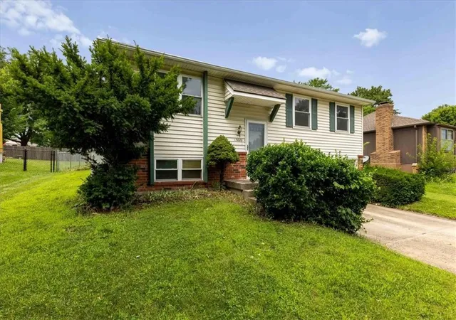 Photo 2 of Single family home for sale at 13020 S Sycamore St, Olathe, KS 66062 | MLS# 2630852 | Listing updated on 2026-09-24