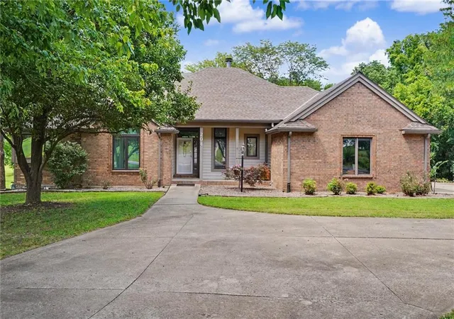 1st image of 204 E High St, Baldwin City, KS 66006 | MLS# 2630862