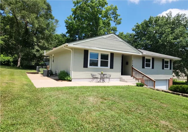Photo 3 of Sale Pending at 3219 S Vest Ave, Independence, MO 64055 | MLS# 2630875 | Listing updated on 2026-08-18