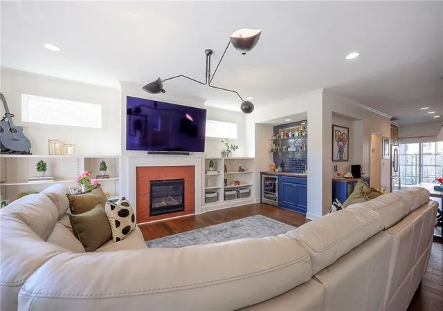 Photo 4 of Single family home for sale at 716 W 45th Street, Kansas City, MO 64111 | MLS# 2630890 | Listing updated on 2026-09-05