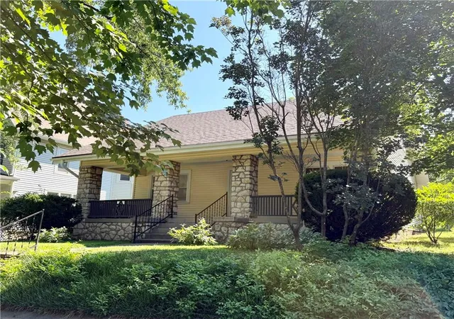 2nd image of 1011 S 5th St, Leavenworth, KS 66048 | MLS# 2630897