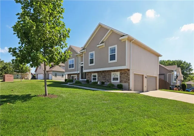 2nd image of 805 Cedar Ridge Dr, Raymore, MO 64083 | MLS# 2630905