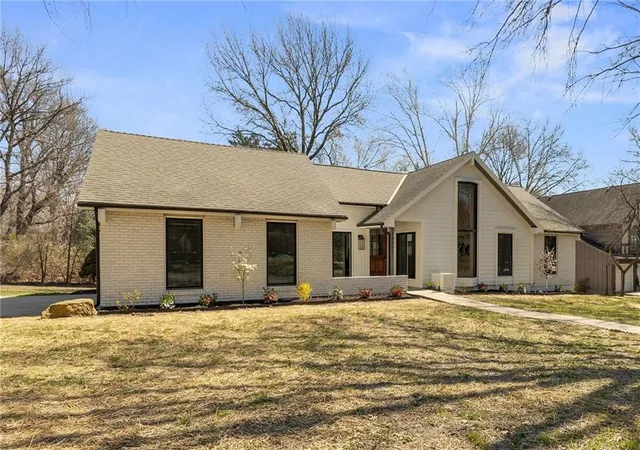 3rd image of 10301 Howe Dr, Leawood, KS 66206 | MLS# 2630912
