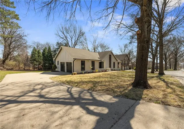 4th image of 10301 Howe Dr, Leawood, KS 66206 | MLS# 2630912