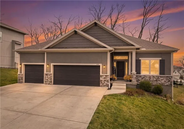 Photo 4 of Sale Pending at 1605 NW 59th Street, Kansas City, MO 64118 | MLS# 2630916 | Listing updated on 2026-08-20