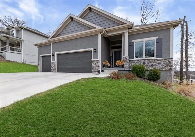 Photo 2 of Sale Pending at 1605 Nw 59th Street, Kansas City, MO 64118 | MLS# 2630916 | Listing updated on 2026-08-20