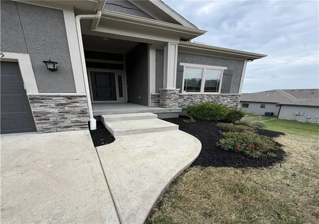 Photo 3 of Sale Pending at 1605 NW 59th Street, Kansas City, MO 64118 | MLS# 2630916 | Listing updated on 2026-08-20