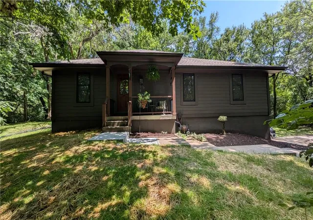 2nd image of 22001 S Hedge Hill Dr, Pleasant Hill, MO 64080 | MLS# 2630919